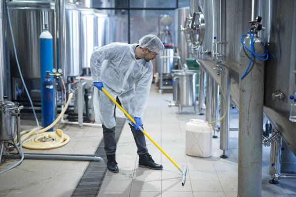 Attrezzature e tecniche per le pulizie professionali negli stabilimenti produttivi
